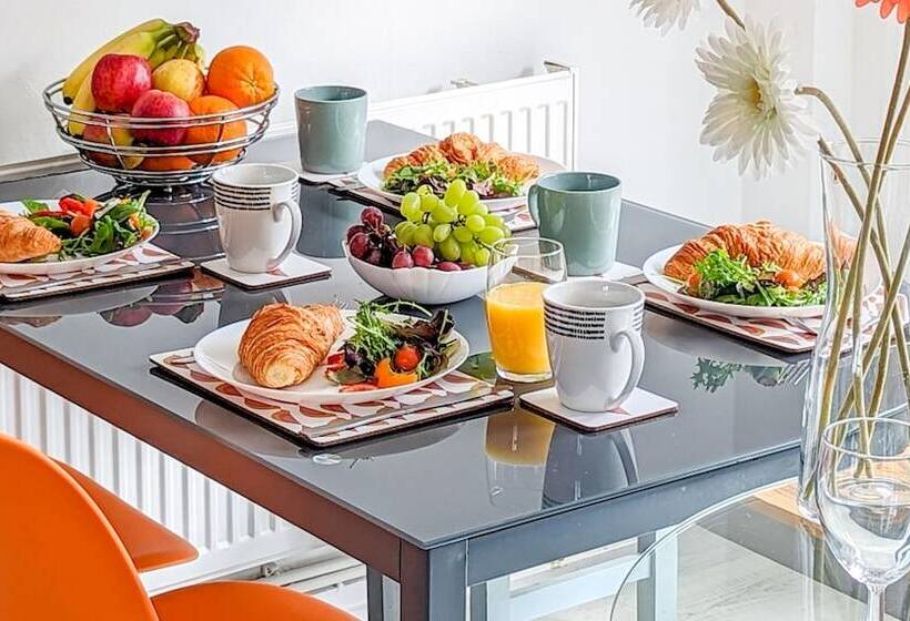 فندق Outfield Homes