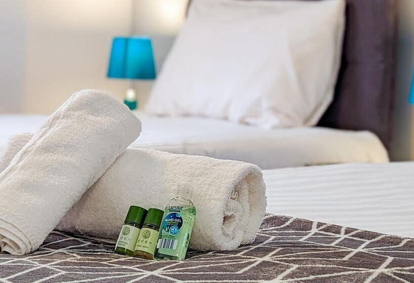 فندق Outfield Homes