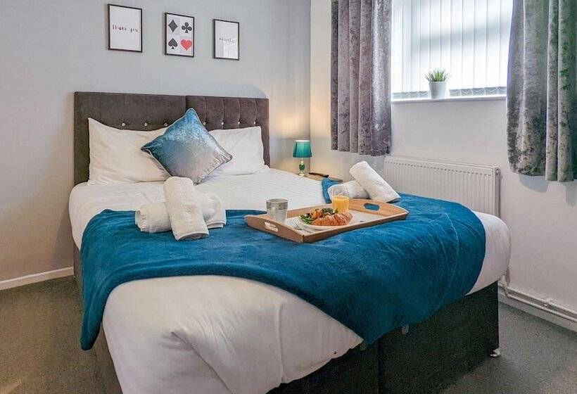 فندق Outfield Homes