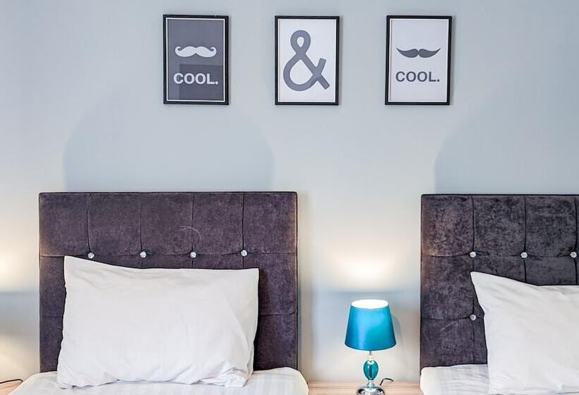 فندق Outfield Homes