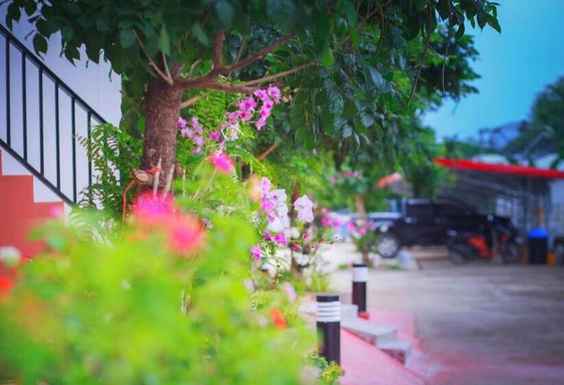 Отель Pantip Boutique