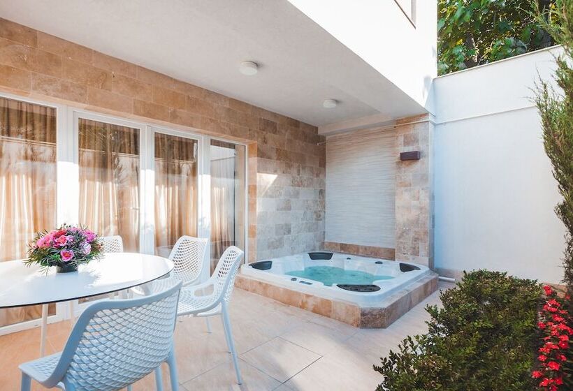 هتل Sun City Arcadia Apartments