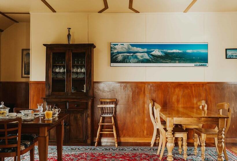בית מלון כפרי Tongariro Crossing Lodge