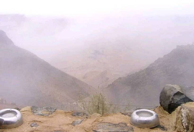 هتل Trajan Guest House   Hostel