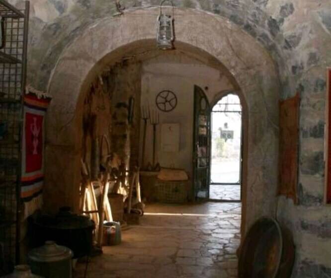 هتل Trajan Guest House   Hostel