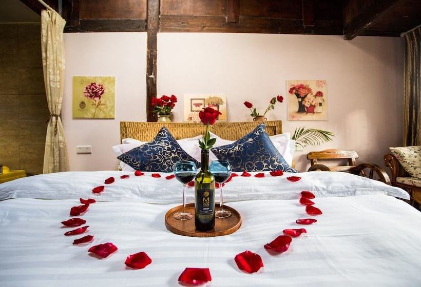 Отель Travel Around The World Inn