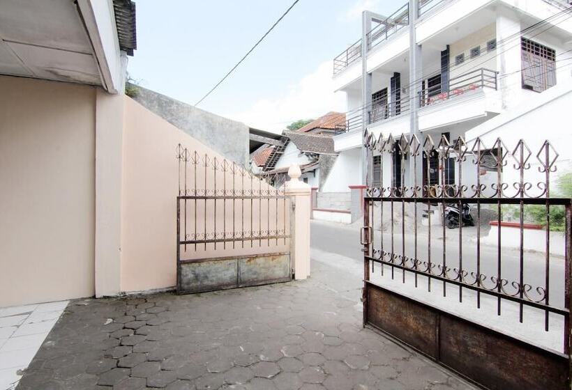 Отель Wisma Sarjana Syariah  Khusus Putri