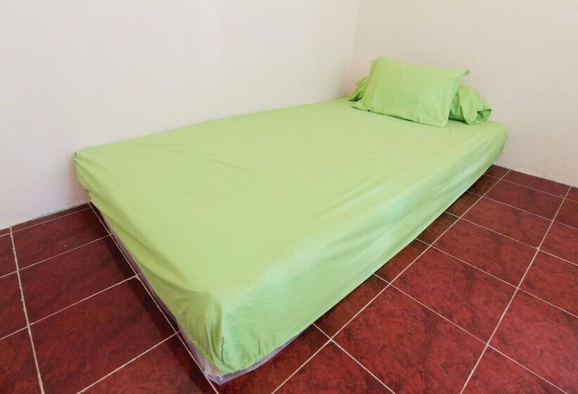 Отель Wisma Sarjana Syariah  Khusus Putri