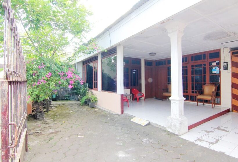 Отель Wisma Sarjana Syariah  Khusus Putri