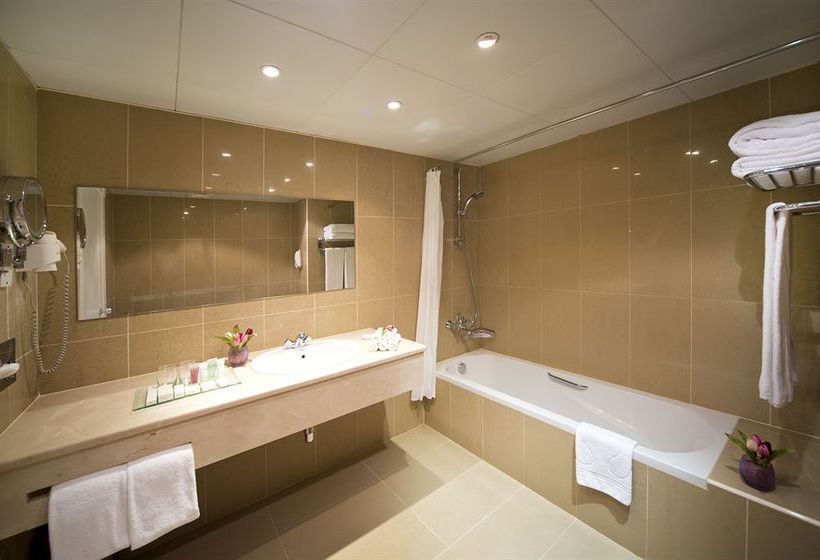 Отель Golden Tulip Al Jazira