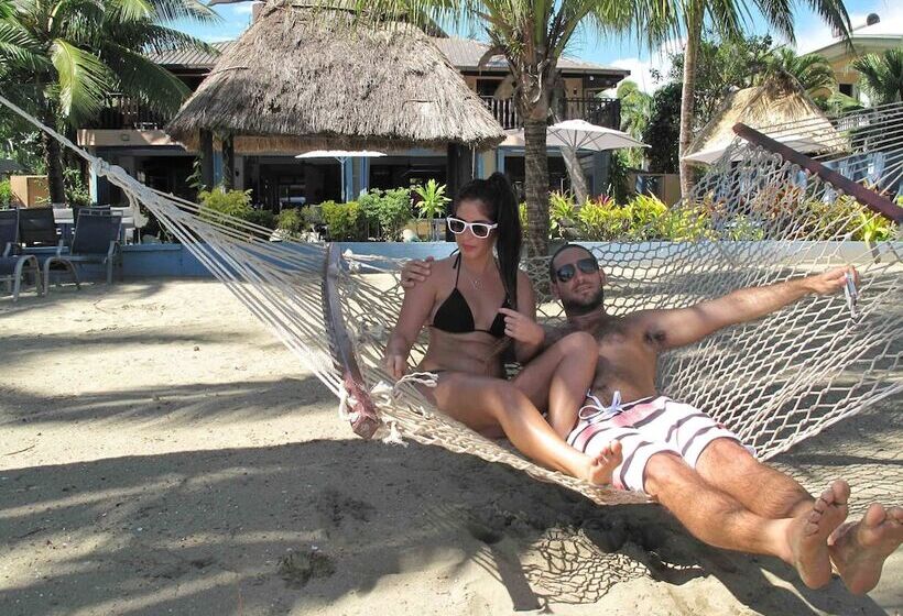 هتل Aquarius On The Beach