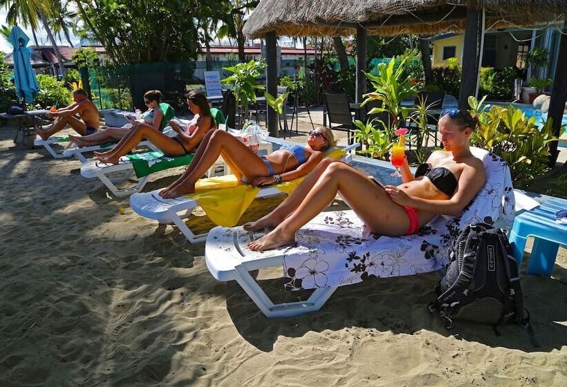 هتل Aquarius On The Beach