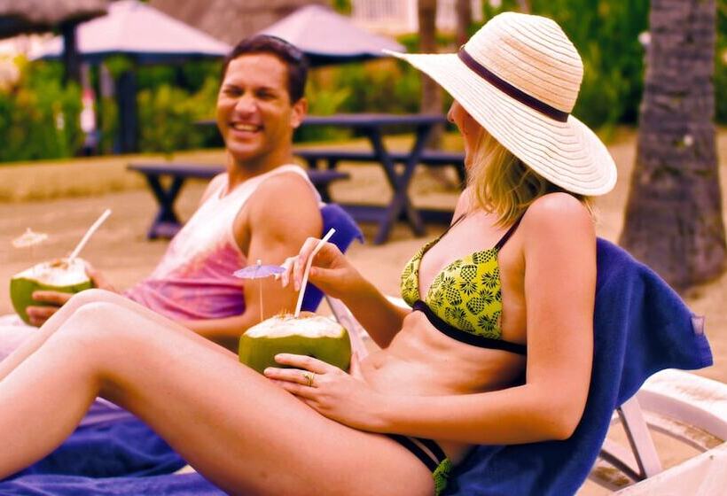 هتل Aquarius On The Beach