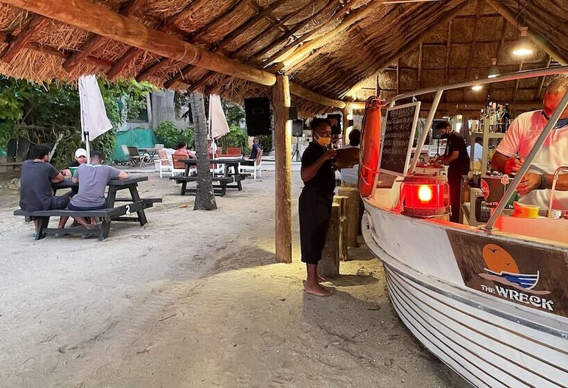 هتل Aquarius On The Beach