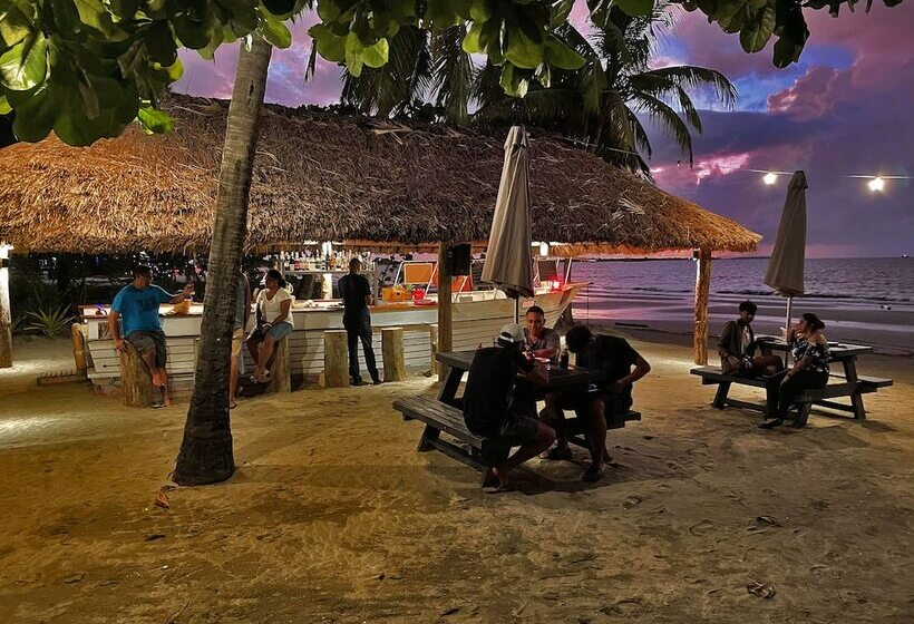 هتل Aquarius On The Beach