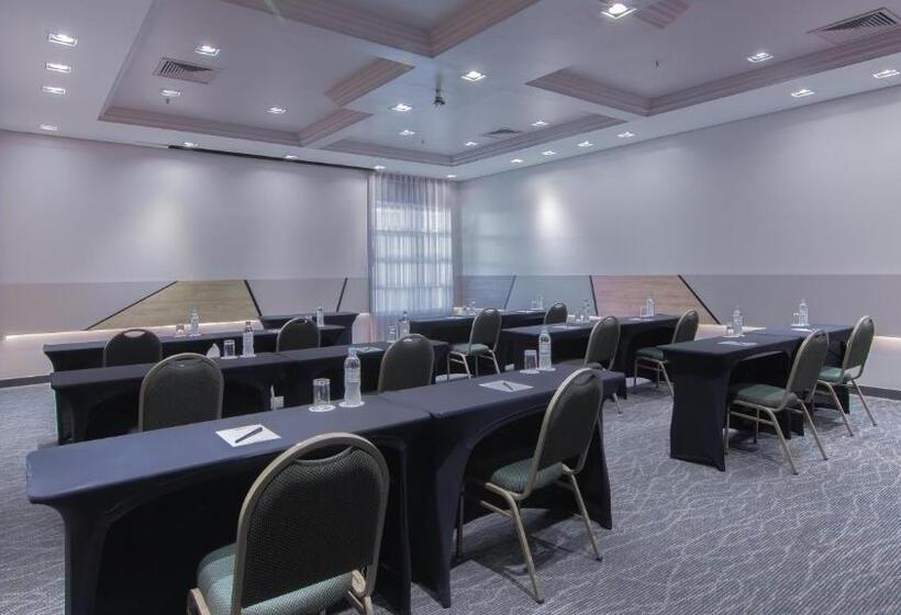 ホテル Deville Prime Porto Alegre