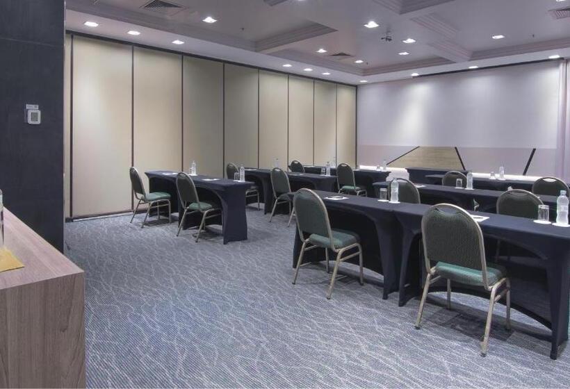 ホテル Deville Prime Porto Alegre