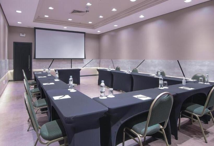 ホテル Deville Prime Porto Alegre