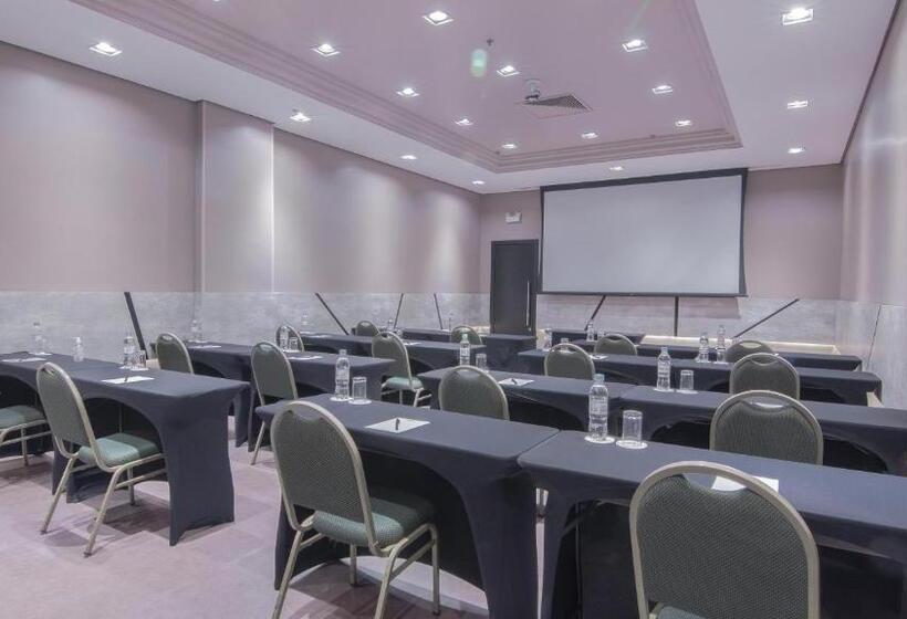 ホテル Deville Prime Porto Alegre