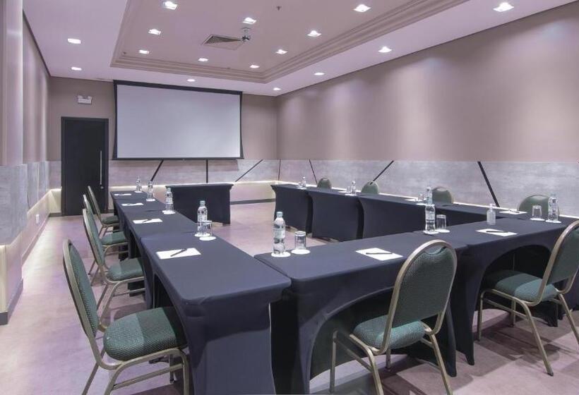 ホテル Deville Prime Porto Alegre