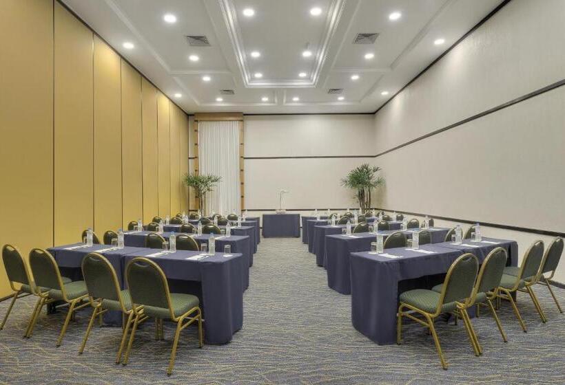 ホテル Deville Prime Porto Alegre