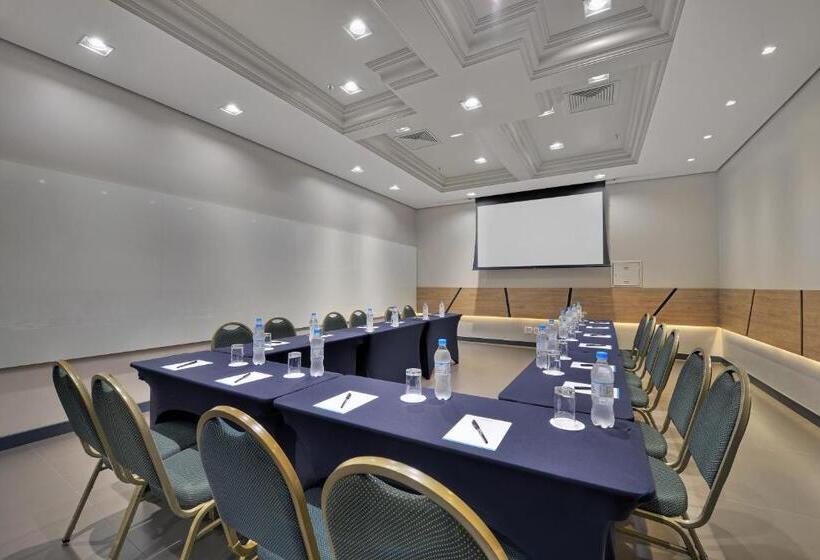 ホテル Deville Prime Porto Alegre