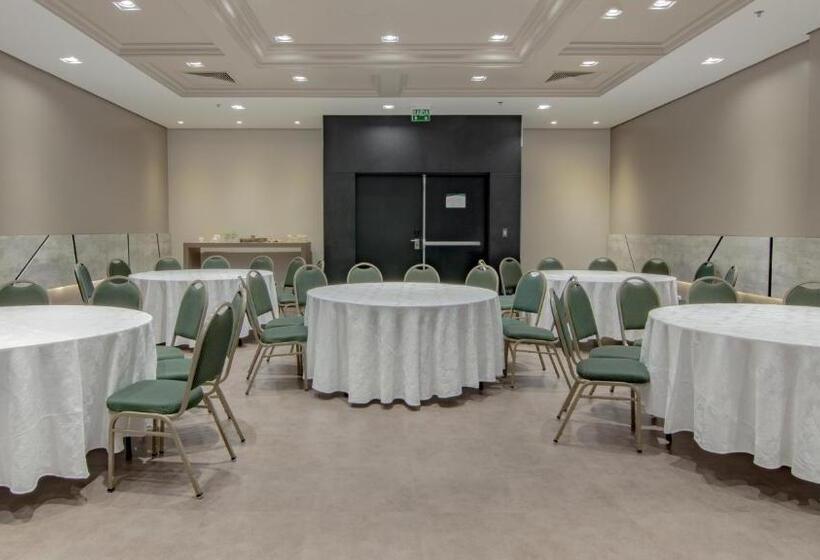 ホテル Deville Prime Porto Alegre