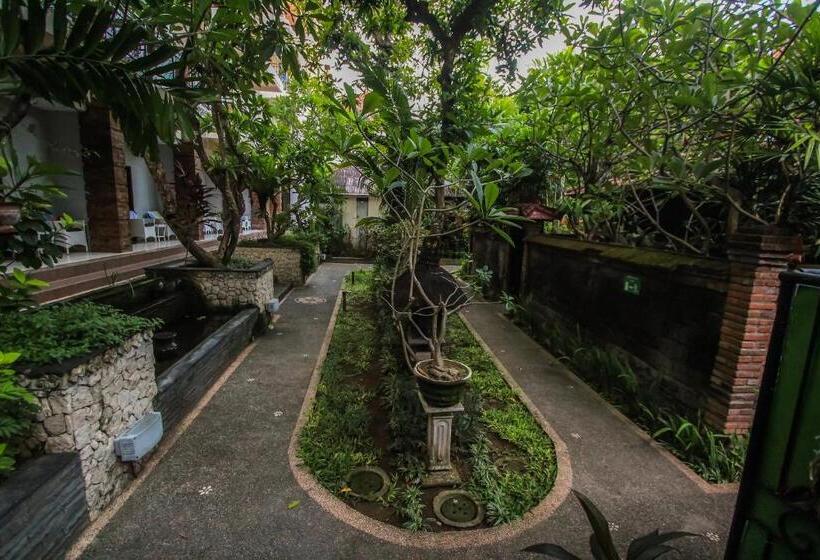 בית מלון כפרי Legian Village