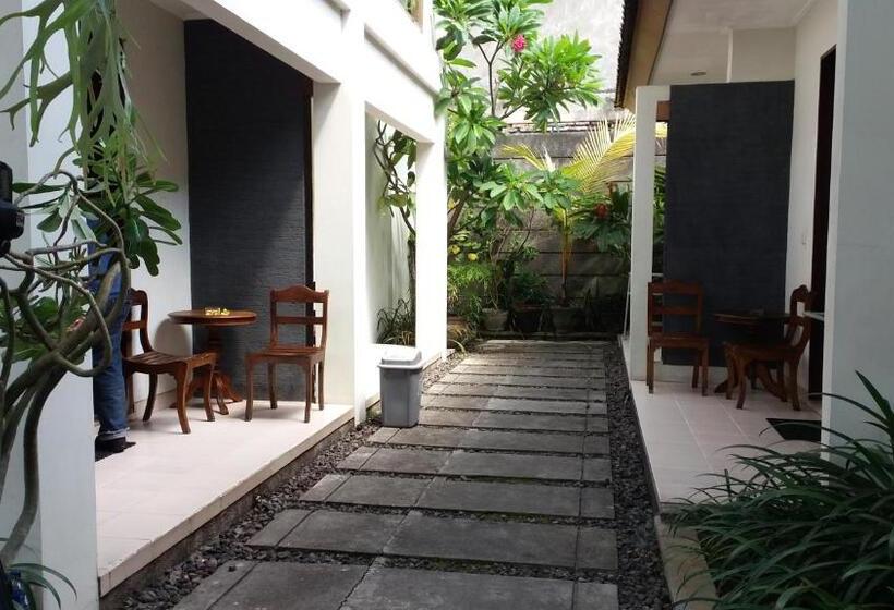 בית מלון כפרי Legian Village