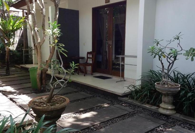 בית מלון כפרי Legian Village