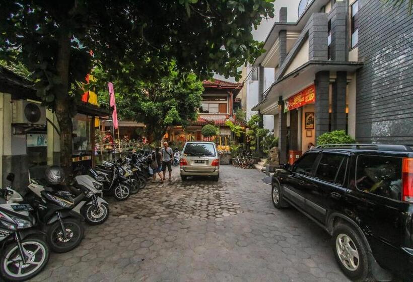 בית מלון כפרי Legian Village