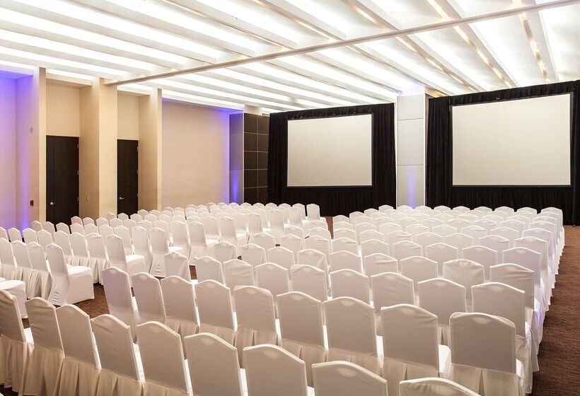 Отель NH Collection Monterrey San Pedro