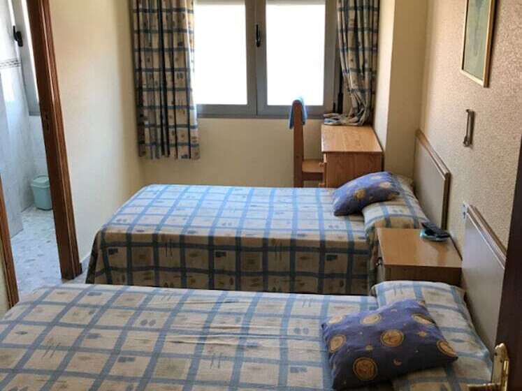 هتل Pensión Dos Hermanas