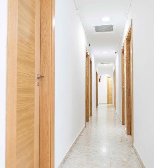 هتل Pensión Dos Hermanas