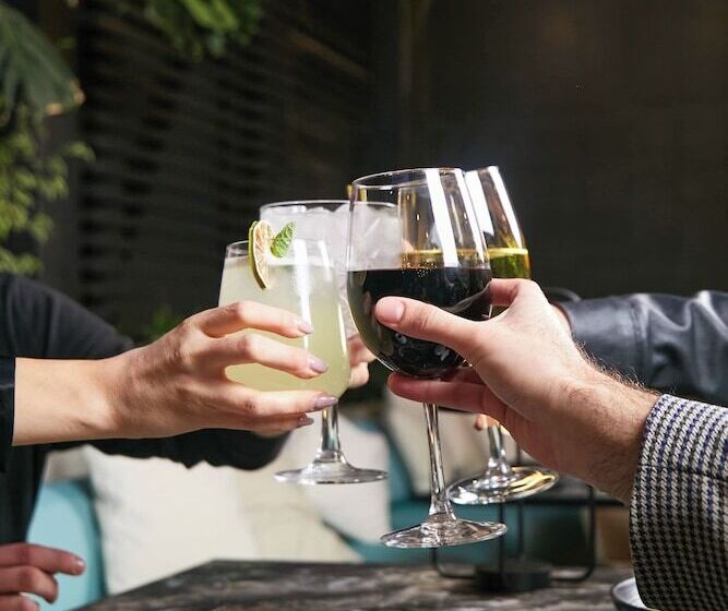 فندق Pullman Santiago El Bosque