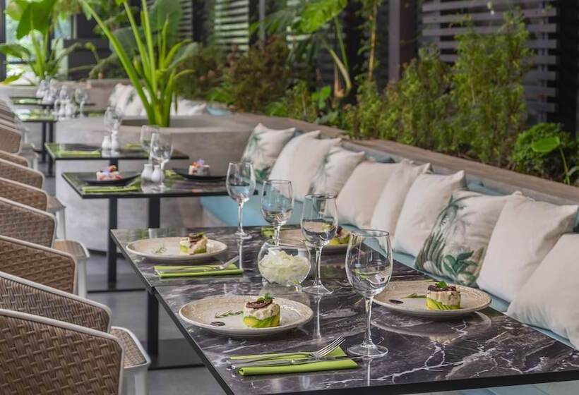 فندق Pullman Santiago El Bosque