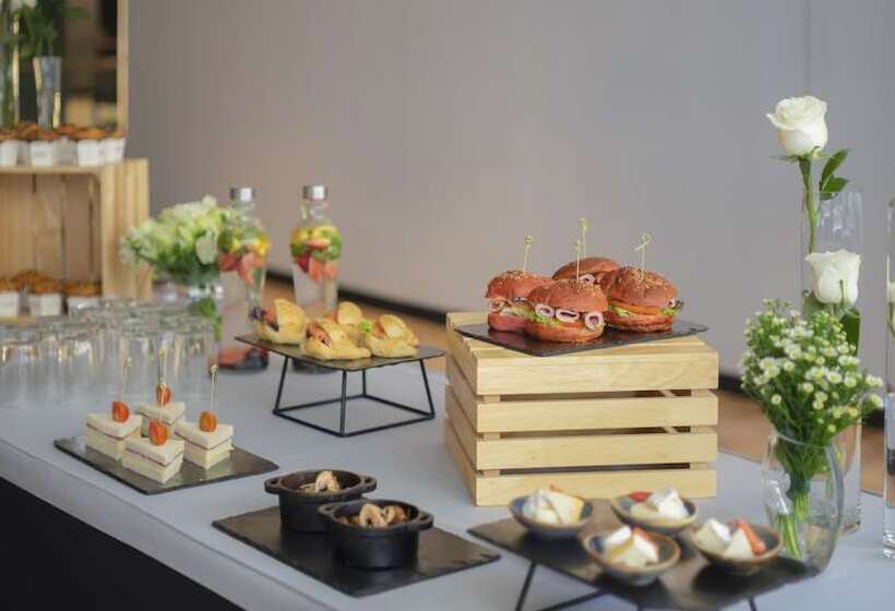 فندق Pullman Santiago El Bosque