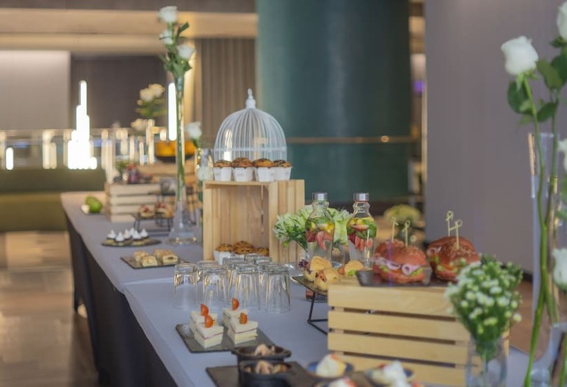 فندق Pullman Santiago El Bosque