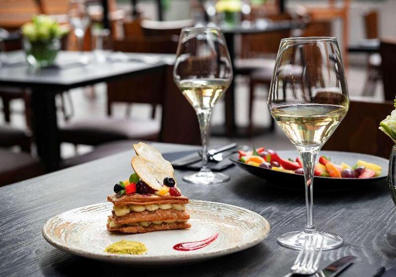 فندق Pullman Santiago El Bosque