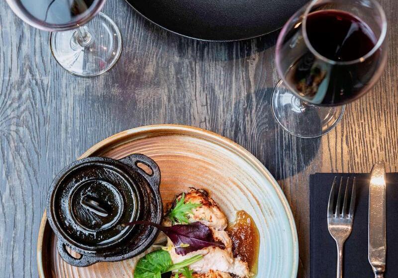 فندق Pullman Santiago El Bosque