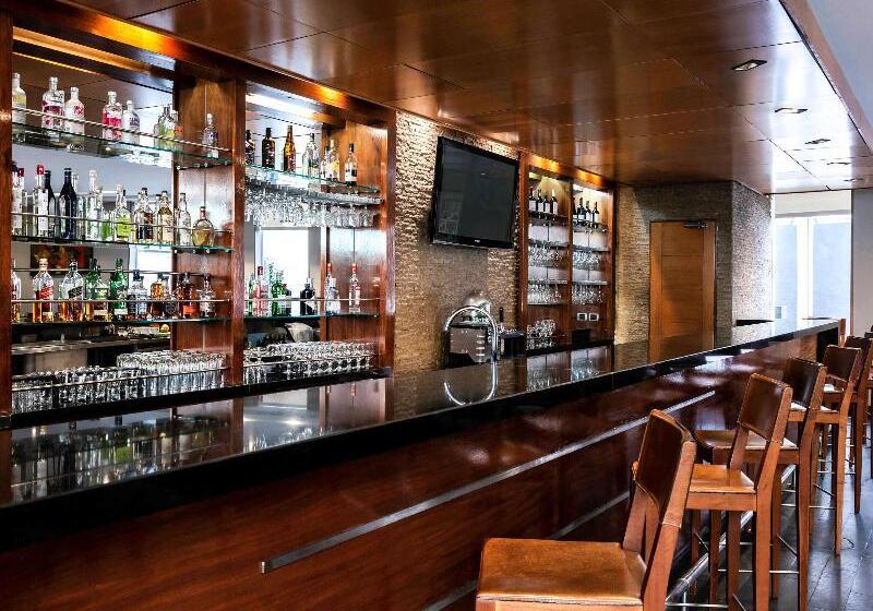 فندق Pullman Santiago El Bosque