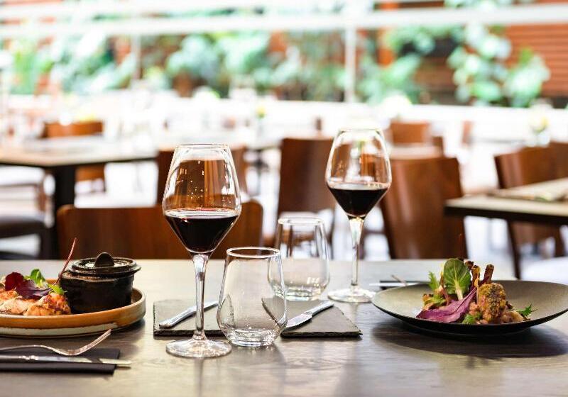 فندق Pullman Santiago El Bosque