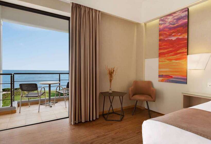 호텔 Ramada Plaza By Wyndham Thraki