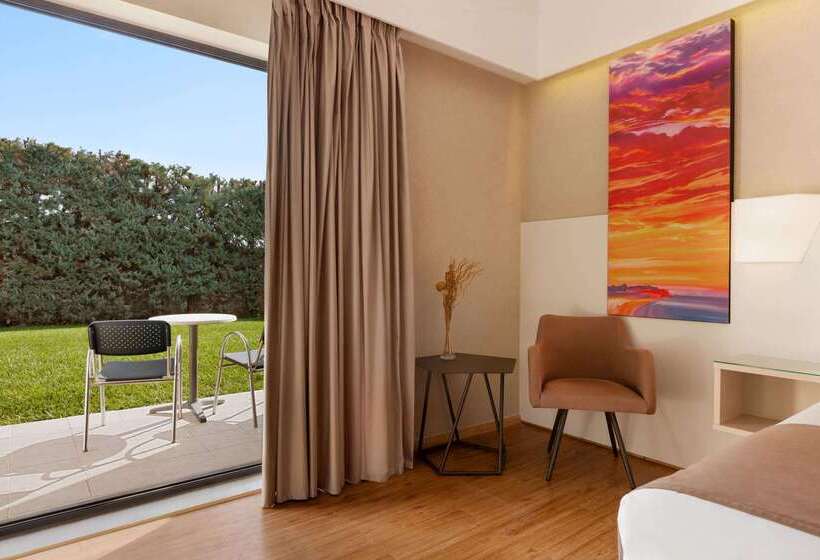 호텔 Ramada Plaza By Wyndham Thraki