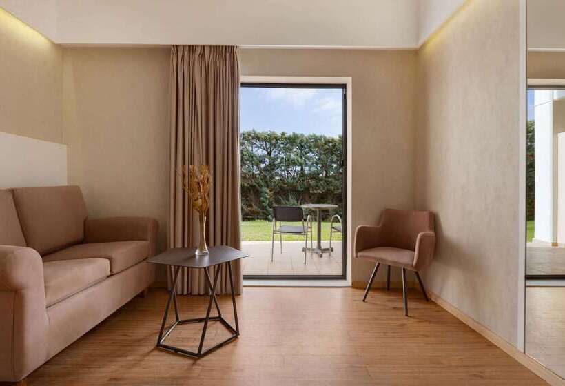 هتل Ramada Plaza By Wyndham Thraki