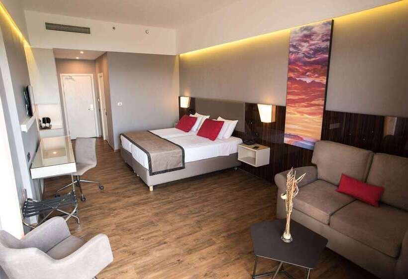 호텔 Ramada Plaza By Wyndham Thraki