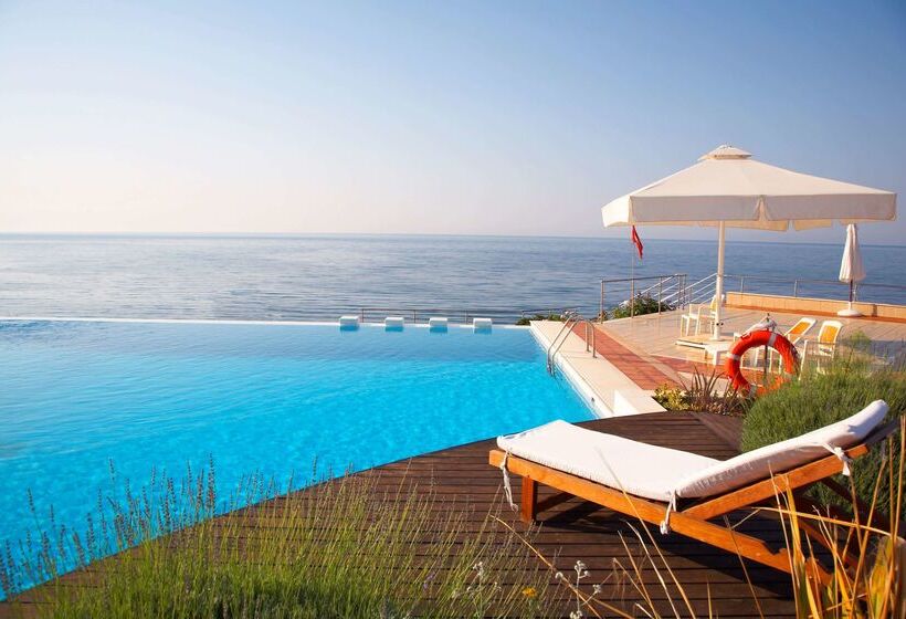 호텔 Ramada Plaza By Wyndham Thraki