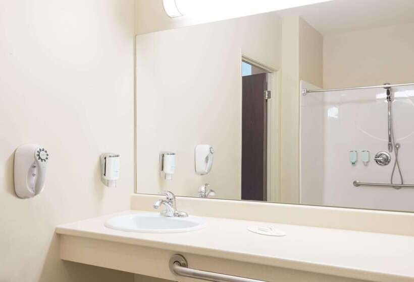 فندق Super 8 By Wyndham Windsor Ns