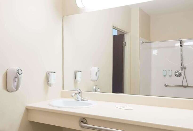 Hotel Super 8 By Wyndham Windsor Ns