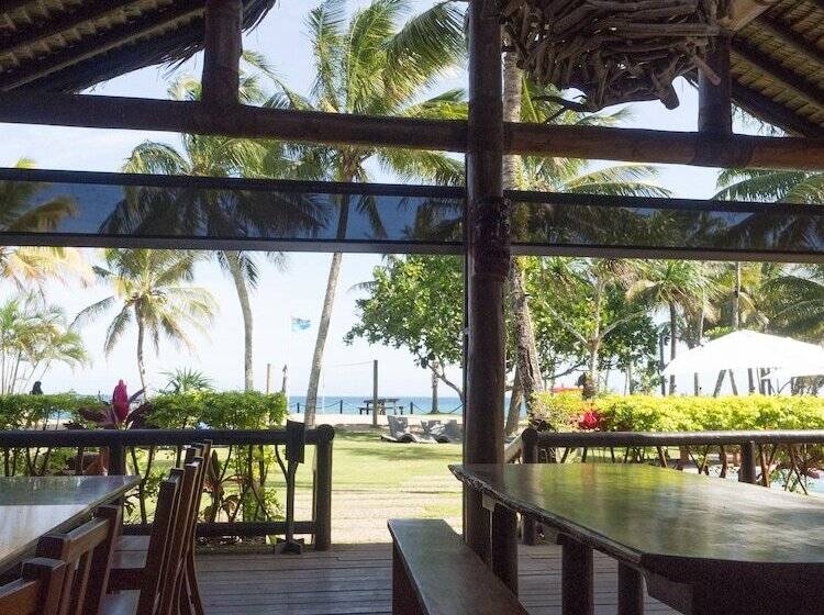 هتل Uprising Beach Resort